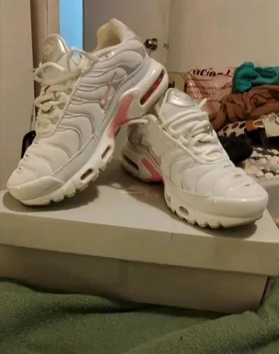 Zapatillas deportivas blancas con detalles rosados - miniatura 3