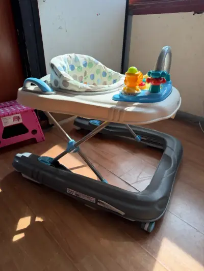 Andador de bebé Infanti con juguetes interactivos - miniatura 2