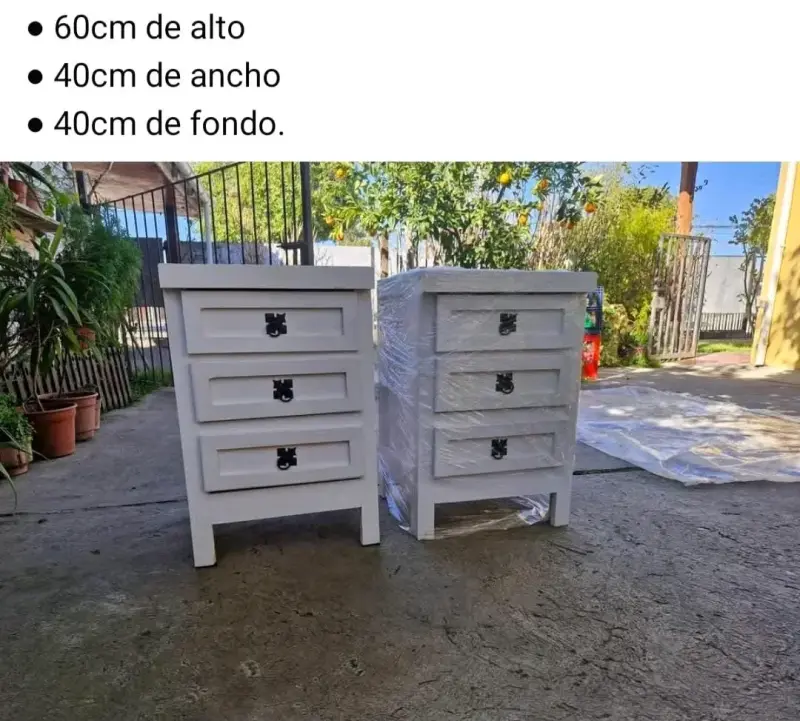 Veladores de madera blancos con tres cajones