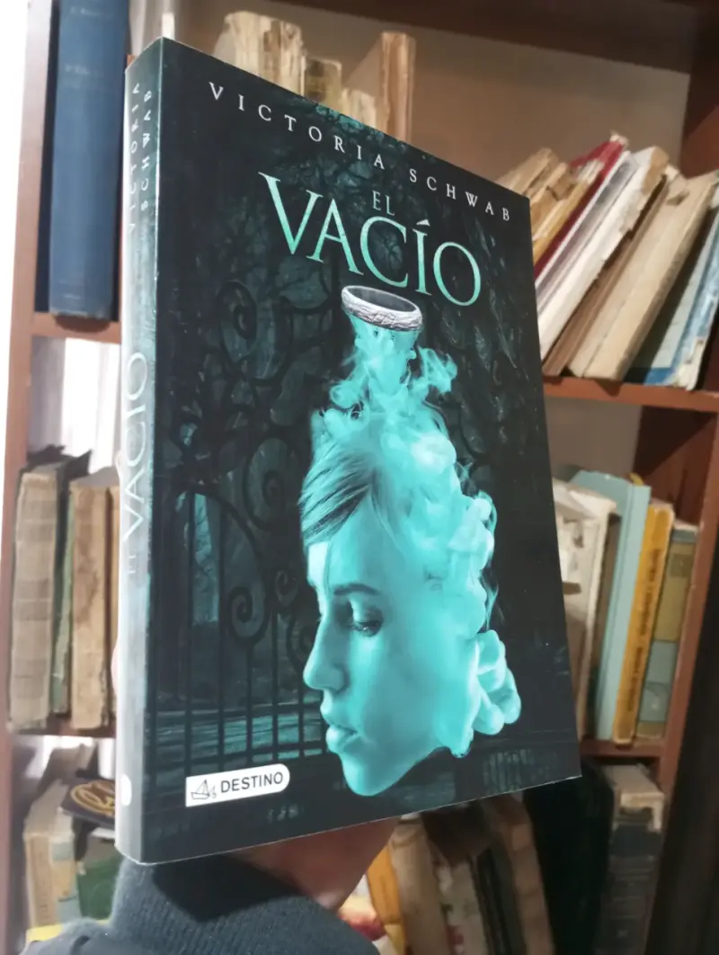 Libro 'El Vacío' de Victoria Schwab en buen estado - 1