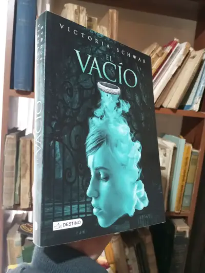 Libro 'El Vacío' de Victoria Schwab en buen estado - miniatura 1
