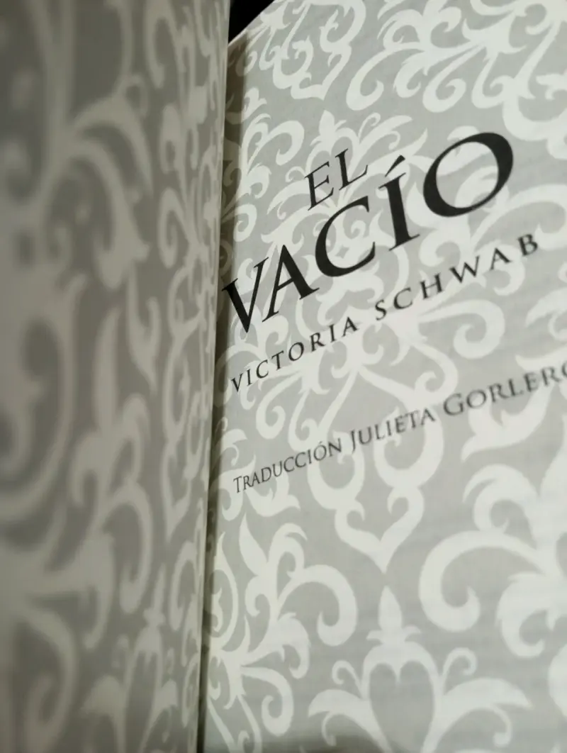 Libro 'El Vacío' de Victoria Schwab en buen estado - 2