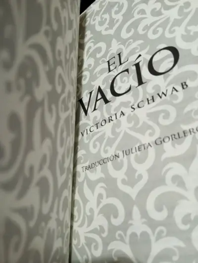 Libro 'El Vacío' de Victoria Schwab en buen estado - miniatura 2