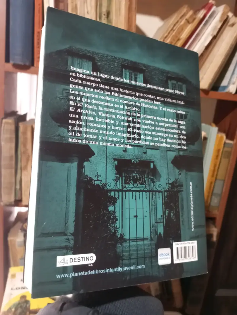 Libro 'El Vacío' de Victoria Schwab en buen estado - 3
