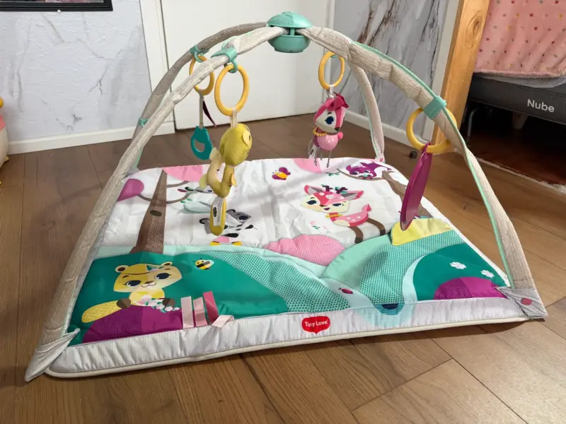 Gimnasio para bebé Tiny Love con juguetes colgantes - 1