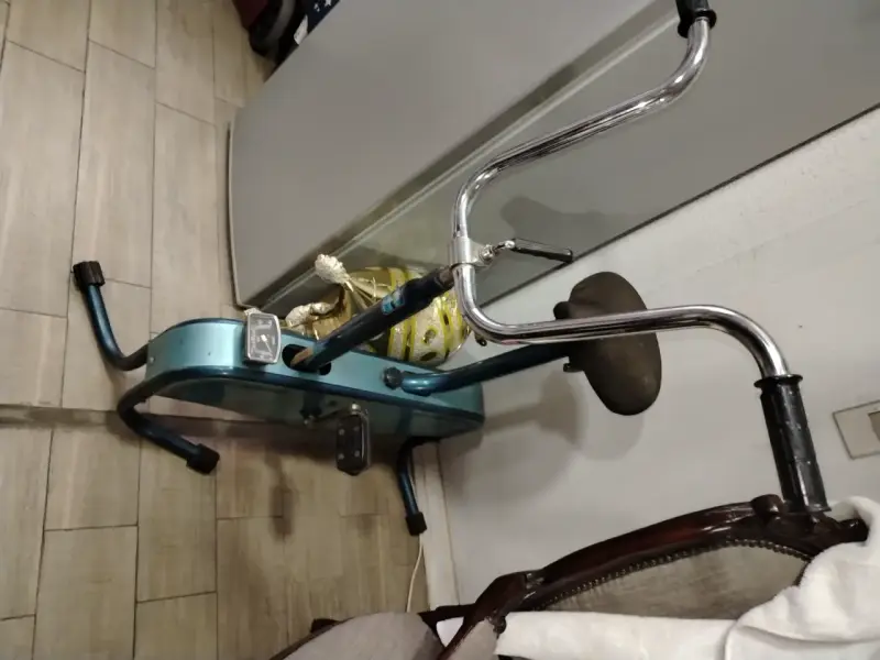 Bicicleta estática plegable azul para ejercicio