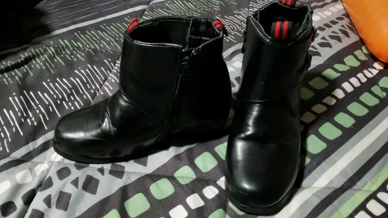 Botines de cuero negro con cierre lateral