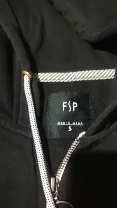 Polerón negro con capucha y cierre FSP para hombre - miniatura 3