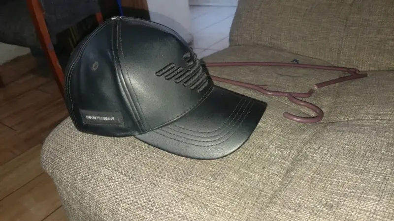 Gorra negra Emporio Armani de cuero - 1