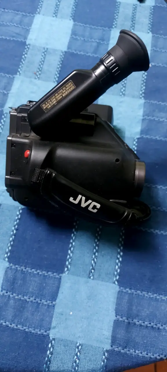Cámara de Video JVC Compact VHS GR-AX7 con Accesorios - 1