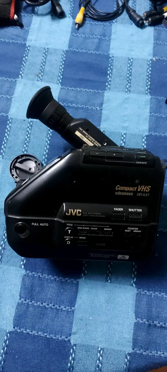 Cámara de Video JVC Compact VHS GR-AX7 con Accesorios - 2
