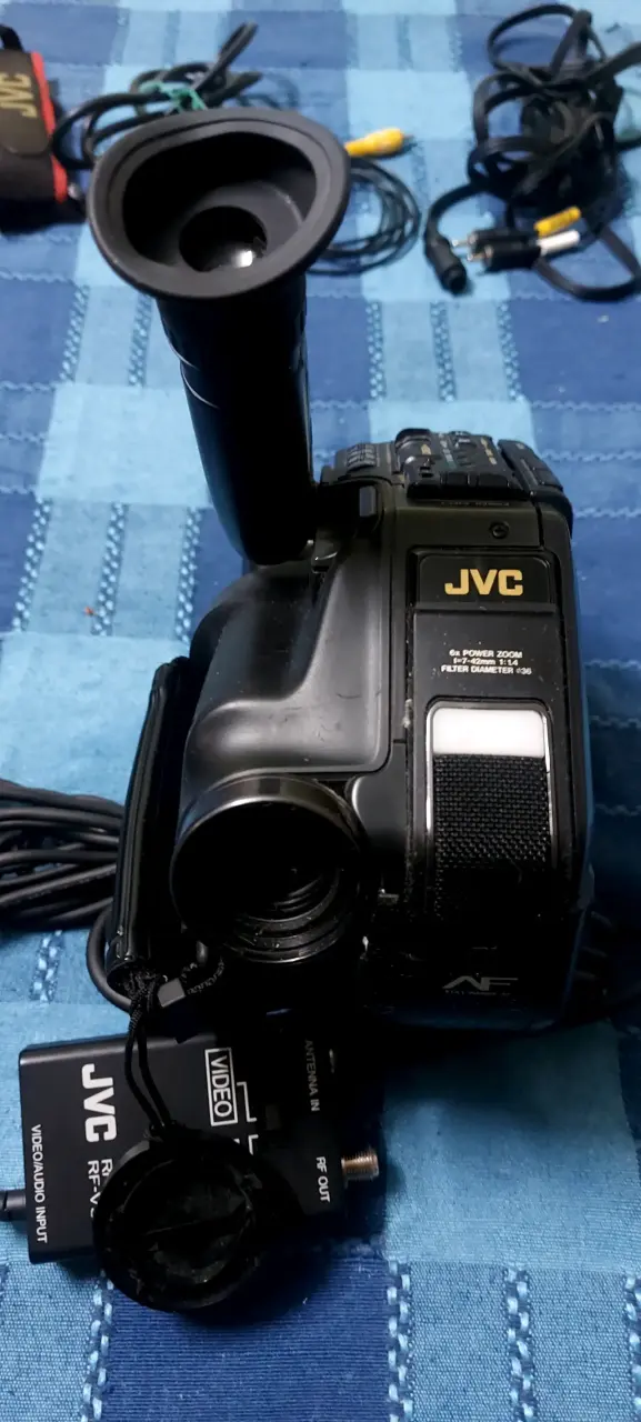 Cámara de Video JVC Compact VHS GR-AX7 con Accesorios - 3