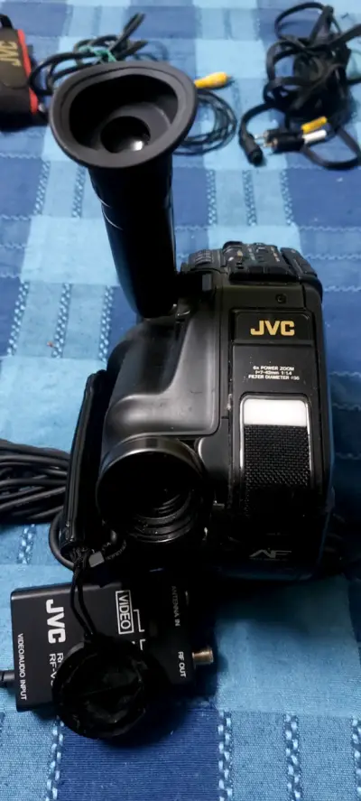 Cámara de Video JVC Compact VHS GR-AX7 con Accesorios - miniatura 3
