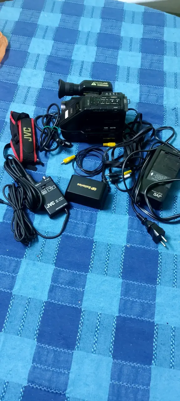 Cámara de Video JVC Compact VHS GR-AX7 con Accesorios - 4