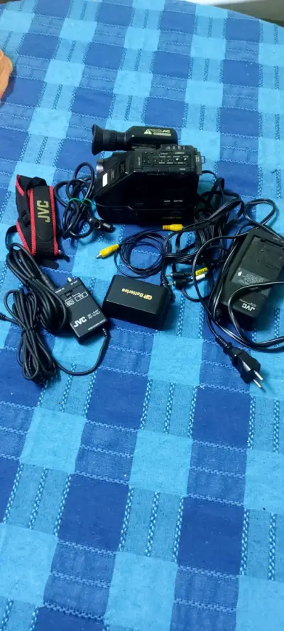 Cámara de Video JVC Compact VHS GR-AX7 con Accesorios - miniatura 4