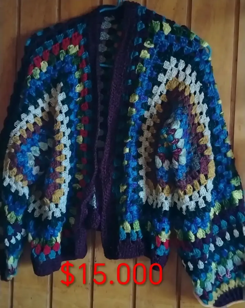 Chaleco tejido a crochet multicolor