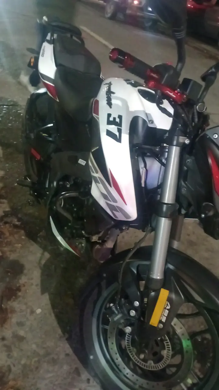 Moto deportiva con frenos ABS y diseño moderno