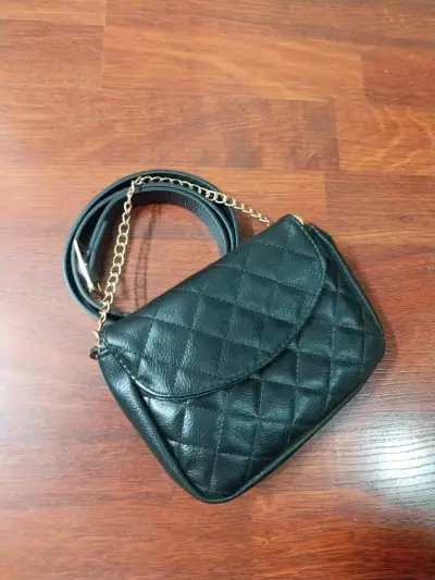 Carteras negras de cuero con cadena dorada - miniatura 1