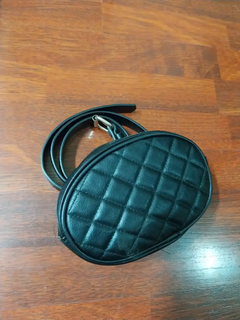 Carteras negras de cuero con cadena dorada - 3