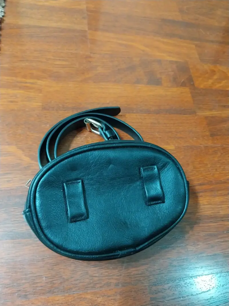 Carteras negras de cuero con cadena dorada - 4
