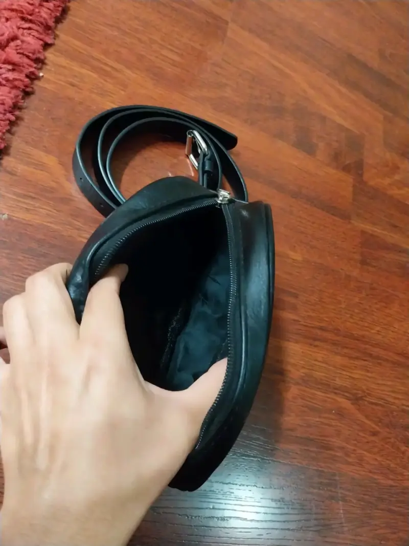 Carteras negras de cuero con cadena dorada - 5