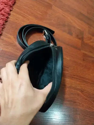 Carteras negras de cuero con cadena dorada - miniatura 5