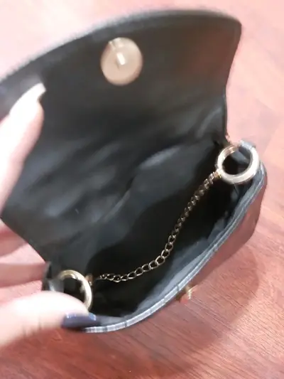 Carteras negras de cuero con cadena dorada - miniatura 6