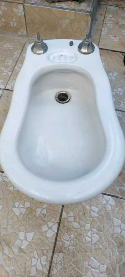 Bidet de cerámica blanco en buen estado - miniatura 1