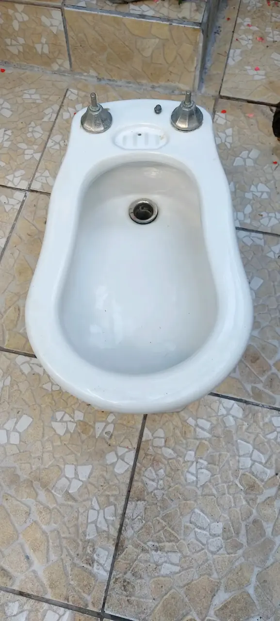 Bidet de cerámica blanco en buen estado - 2
