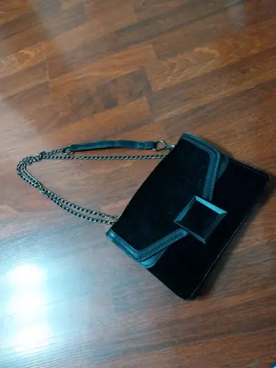 Carteras de mano con cadena y diseño elegante - miniatura 1