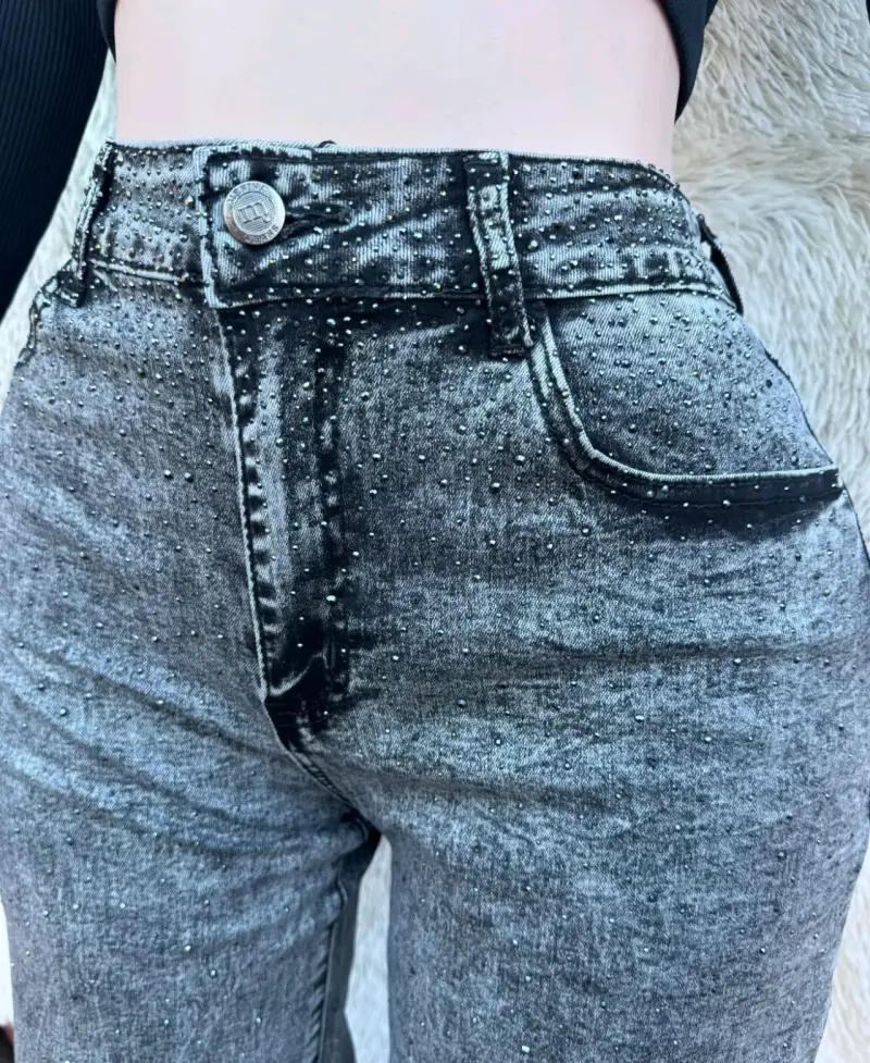 Jeans de mujer con detalles brillantes - 1