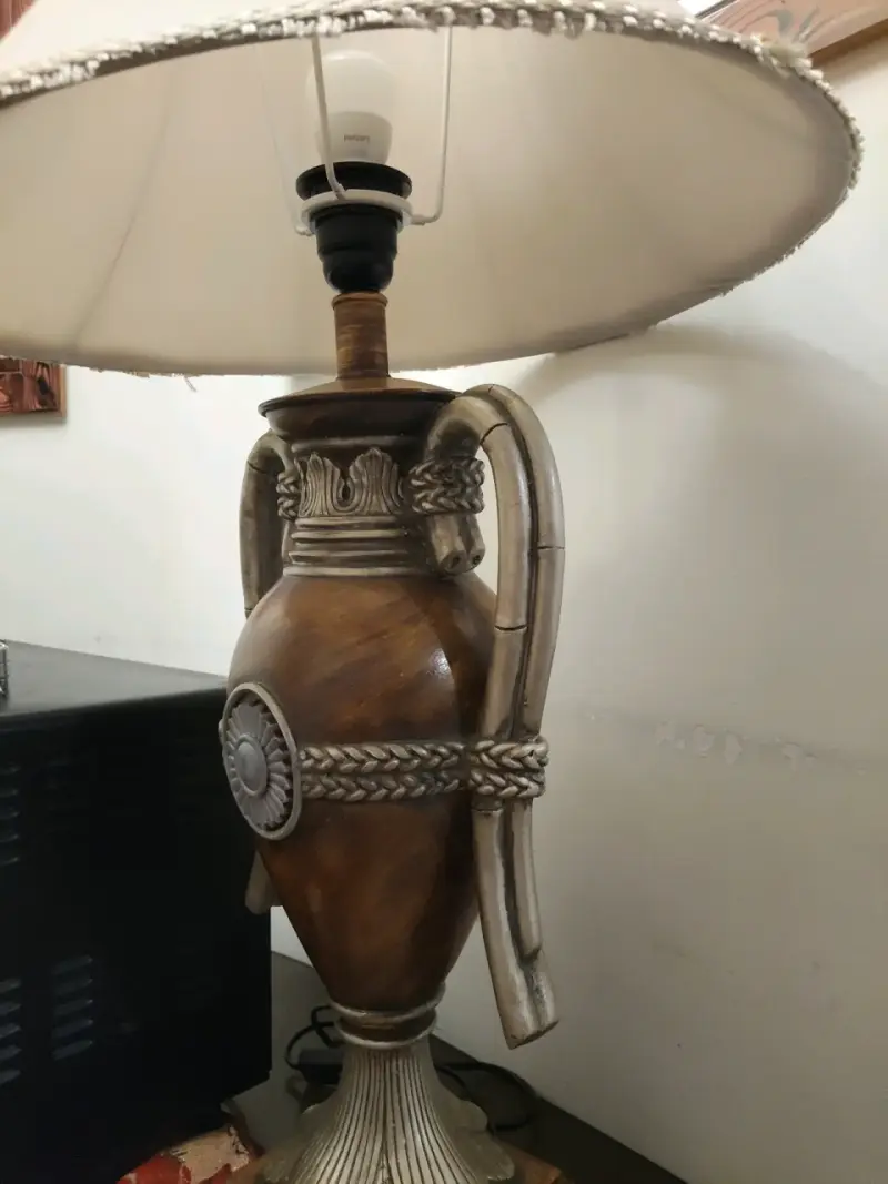 Mueble de madera con estantes y puertas decorativas - 2