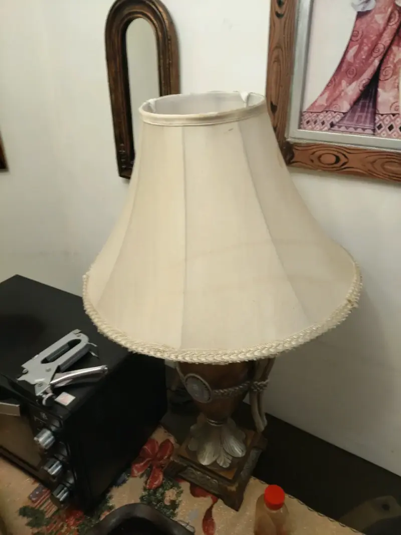 Mueble de madera con estantes y puertas decorativas - 5