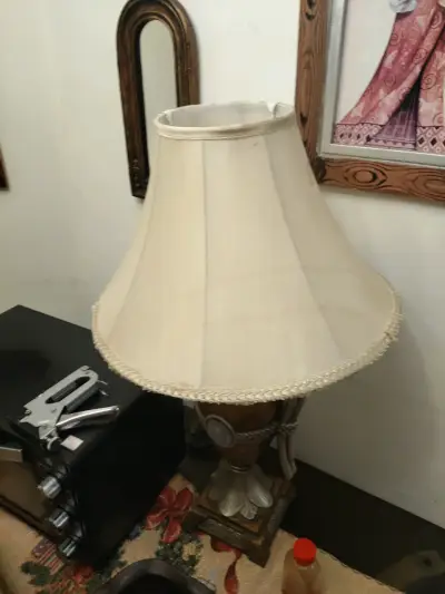 Mueble de madera con estantes y puertas decorativas - miniatura 5
