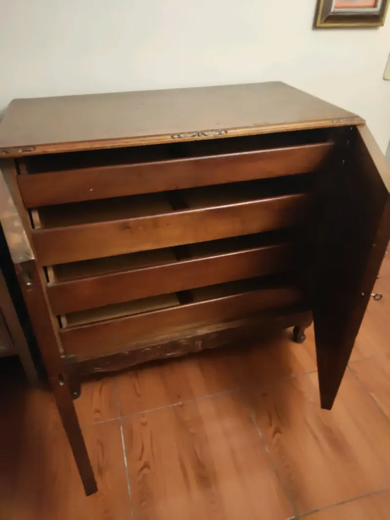 Mueble de madera con estantes y puertas decorativas - 6