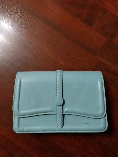 Cartera de mano celeste con correas desmontable - miniatura 2