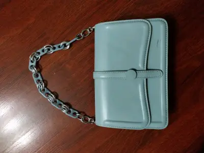 Cartera de mano celeste con correas desmontable - miniatura 3