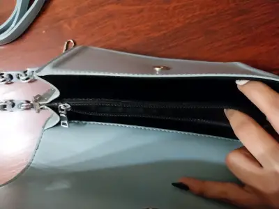 Cartera de mano celeste con correas desmontable - miniatura 4