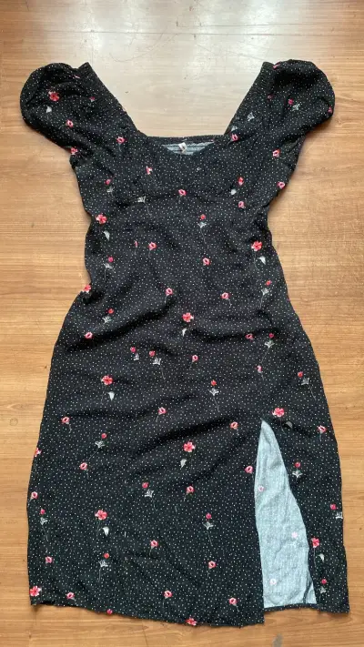 Vestido negro con flores - miniatura 1