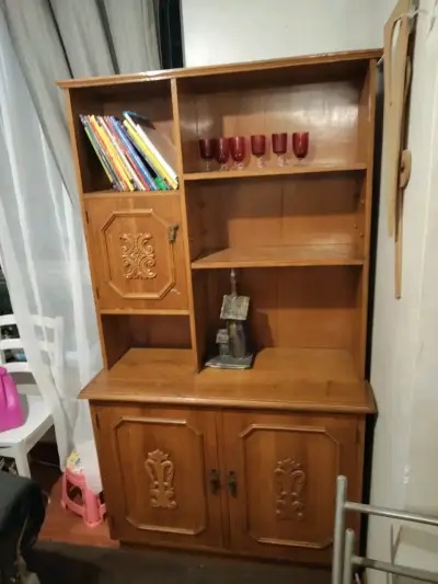 Mueble de madera con estantes y puertas decorativas - miniatura 1