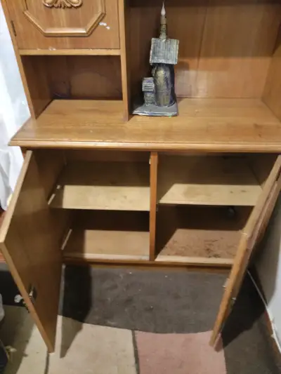 Mueble de madera con estantes y puertas decorativas - miniatura 6