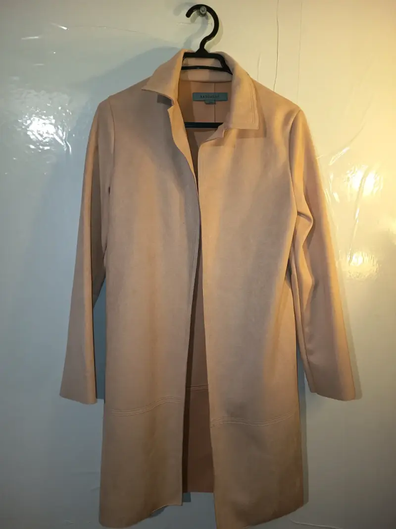 Abrigo beige de mujer marca Basement