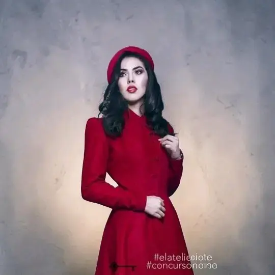Abrigo rojo elegante para mujer - 1