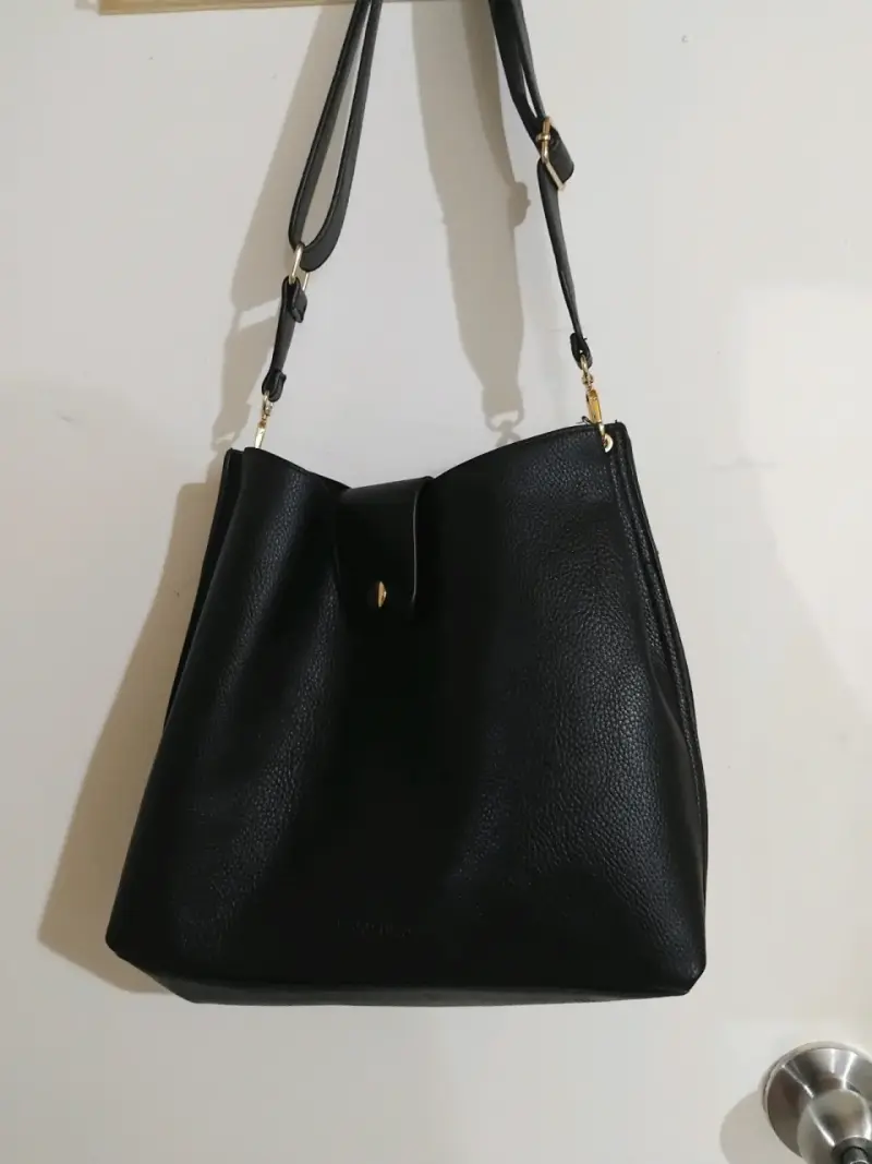 Bolso negro de cuero sintético con correa ajustable - 1