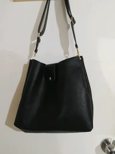 Bolso negro de cuero sintético con correa ajustable - miniatura 1