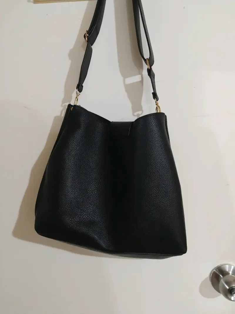 Bolso negro de cuero sintético con correa ajustable - 2