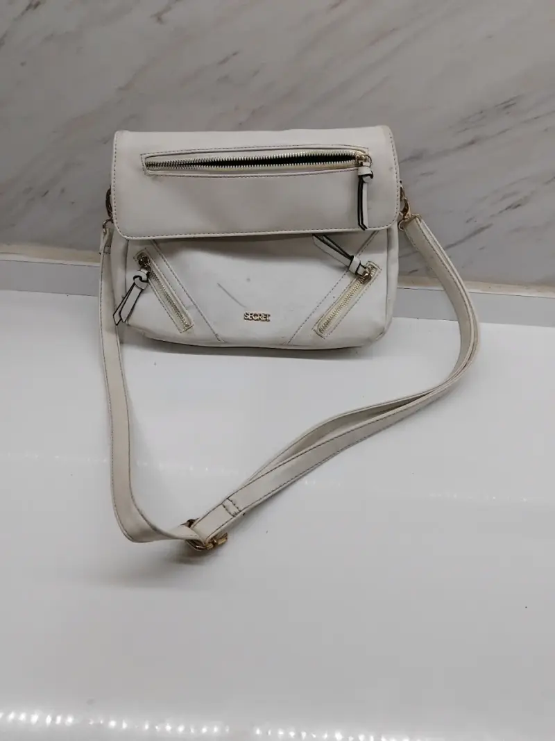Bolso negro de cuero sintético con correa ajustable - 3