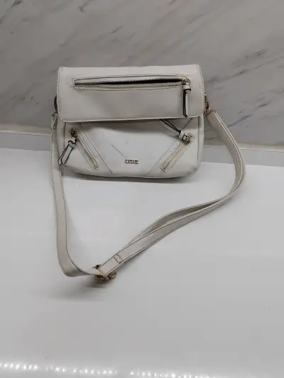 Bolso negro de cuero sintético con correa ajustable - miniatura 3