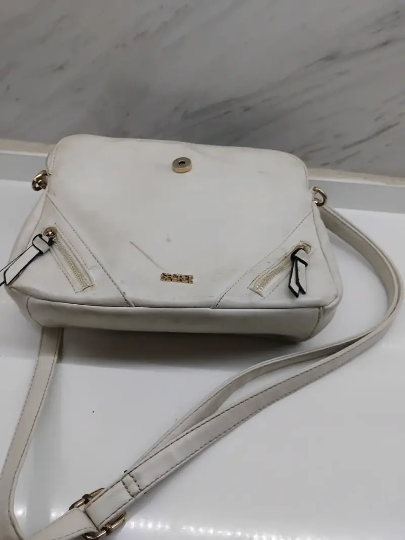 Bolso negro de cuero sintético con correa ajustable - 4