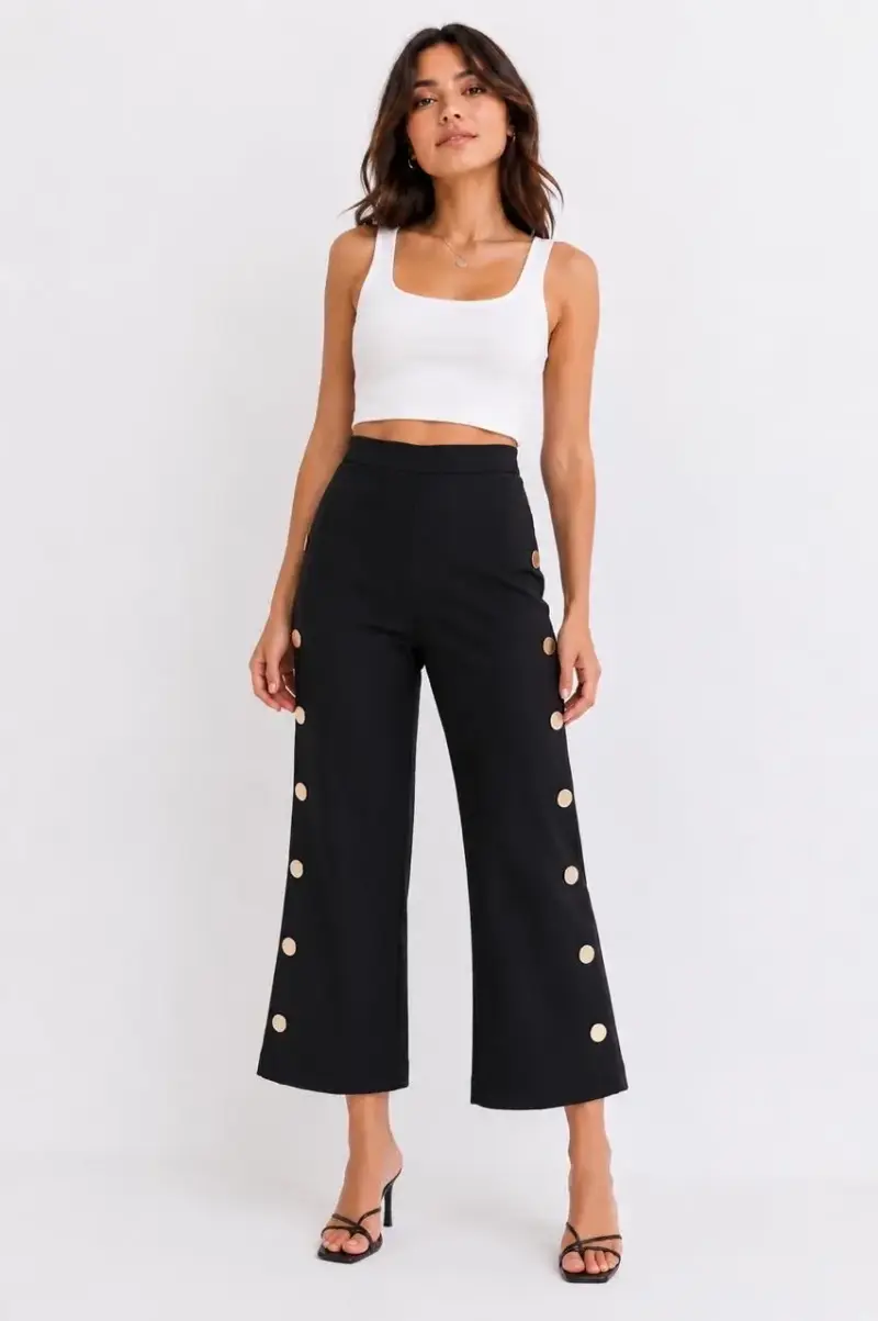 Pantalon negro con botones decorativos - 2